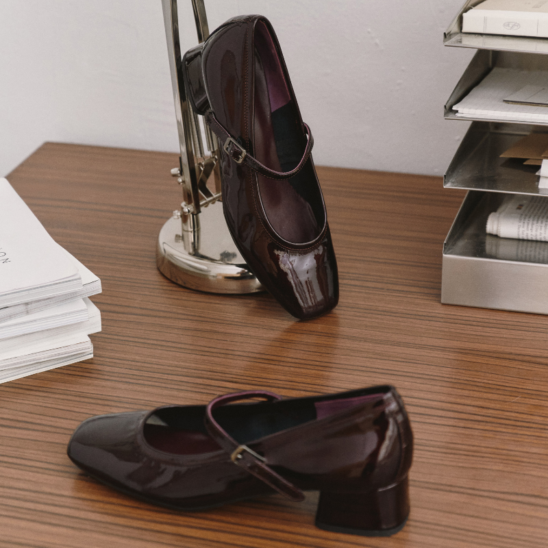 Babies with polished leather heels with silver buckle