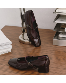 Babies with polished leather heels with silver buckle