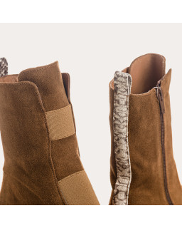 Boots Chelsea plates en cuir velours avec élastiques