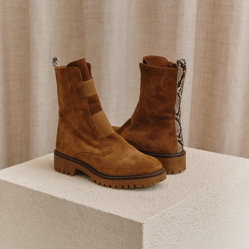 Boots Chelsea plates en cuir velours avec élastiques