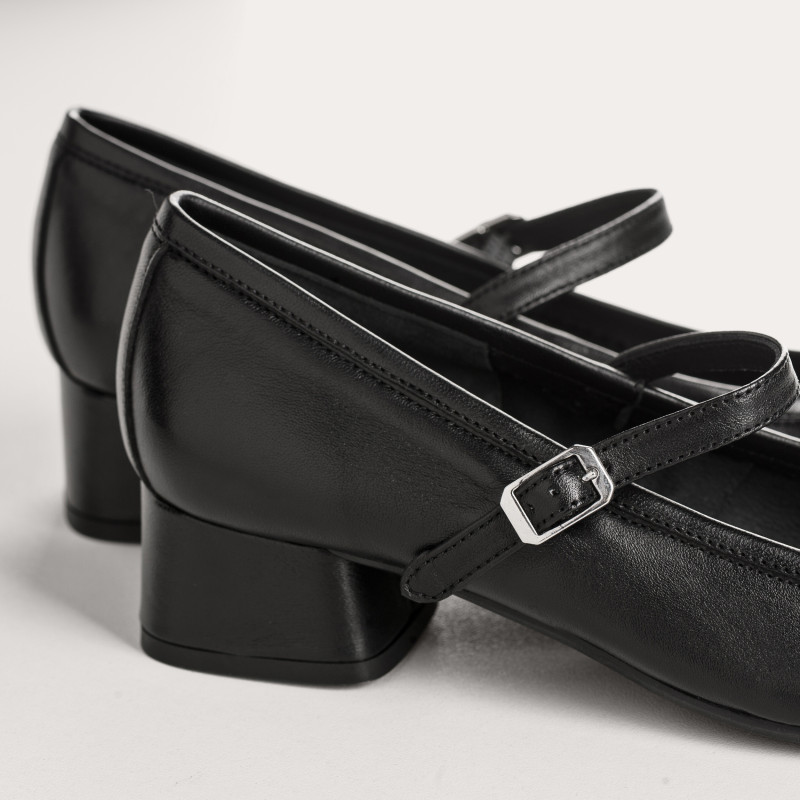 Babies à talons en cuir lisse avec boucle dorée