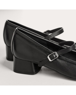 Smooth leather butler babies with golden buckle