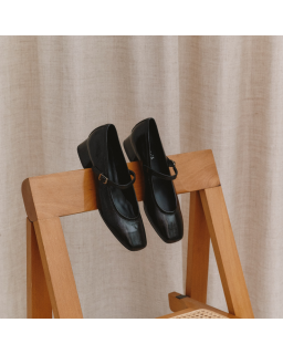 Babies à talons en cuir lisse avec boucle dorée